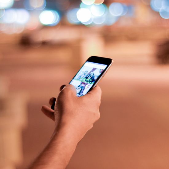 Smartphone en tablet slecht voor uw lichaam?! Fysiotherapie helpt!