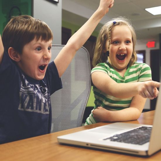 Ook kinderen steeds vaker naar de fysiotherapeut met rug- en nekklachten!